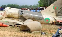 Bangladeş'te eğitim uçağı düştü: Pilot hayatını kaybetti