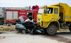 Balıkesir-İzmir yolunda feci kaza: 3 kişi hayatını kaybetti
