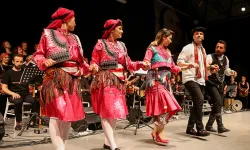Bornova'da dans festivali: Başkan Eşki'den horon şov