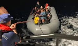 Foça açıklarında botları arızalanan 26 düzensiz göçmen kurtarıldı