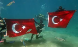 Fethiyeli dalgıçlar 19 Mayıs'ı denizin dibinde Türk bayrağı açarak kutladılar