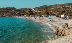 İzmirlilerin uğrak plajı: Denize sıfır kamp yapma imkanı sunuyor