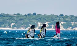 Rüzgarın başkenti Foça, sörf tutkunlarını bekliyor