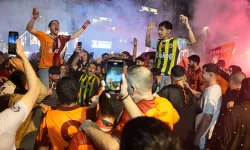 İzmir’de Galatasaraylılar sağanak altında şampiyonluğu kutladı