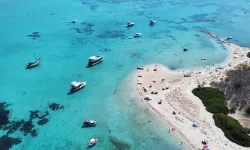 İzmir'in cennet adası: Denizini havuzdan ayırmak imkansız