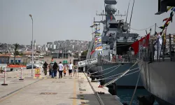 Kuşadası’nda ziyarete açılan savaş gemilerine büyük ilgi