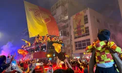 Göztepe’de süper lig coşkusu: Futbolcular, otobüsle taraftarlarını selamladı