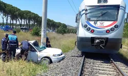 Hemzemin geçitte kaza: Trenin çarptığı otomobil sürücüsü hayatını kaybetti