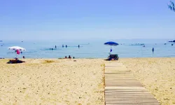 İzmir'in en keyifli plajlarından biri: Denizin içinde kumsalda yürüyormuş gibi hissedeceksiniz