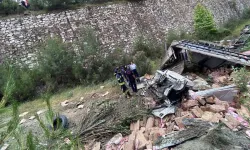 Muğla'da şarampole yuvarlanan kamyonun sürücüsü öldü
