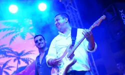 Tire'de renkli görüntüler: Başkan Okuroğlu sahnede gitar çaldı