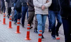 İzmir'de iki ilçeye operasyon: Yüklü miktarda kaçak tütün ve etil alkol ele geçirildi