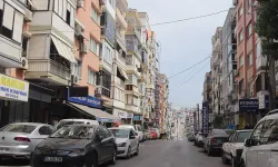 İzmir'de mahalleliye cehennemi yaşatıyor: 6. kattaki evinden eşyaları fırlatan adam vatandaşları canından bezdirdi