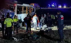 Yolcu otobüsü devrildi: 2 kişi öldü, 40 kişi yaralı