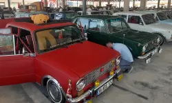Klasik otomobil tutkunları Afyon'da buluştu