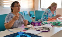İzmir'de geri dönüşüm atölyesi: Atık kumaşlar kadın eliyle yeniden hayat buluyor