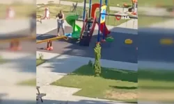 Kimse anlam veremedi: Topladığı çöpleri çocuk parkına döktü