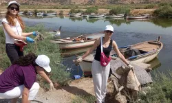 Doğaseverler Bafa Gölü'nden bir kamyon çöp topladı