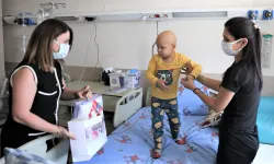 Bornova'da çocuk hastalar unutulmadı: Anlamlı ziyaret