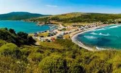 İzmir'in pırıl pırıl koyları ile ünlü köyü: Kamp sevenlerin akınına uğruyor