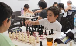 Derecelendirme yok, her öğrenciye ödül: Balçova'da satranç turnuvası