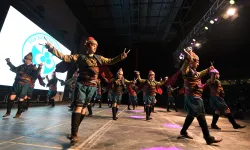 Bornova'da Halk Dansları Festivali rüzgarı: Aşık Veysel Parkı renkli görüntülere sahne oldu