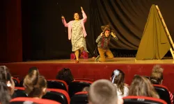 İzmir Şehir Tiyatroları'ndan muhteşem final: Bandırma'da sahne aldı