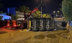 İzmir'de kaza: Lastikleri patlayan kamyonun dorsesi devrildi