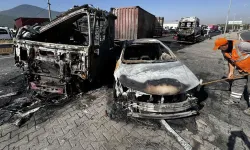 İzmir'de kaza: 3 araç yanarak kül oldu, 6 kişi yaralandı