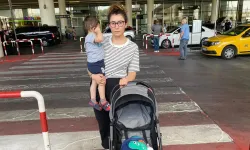 Kucağında bebeği ile mağdur oldu: Kendisi İzmir'de valizi Muş'ta
