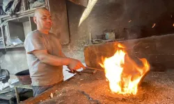 İzmir'in havası onlara serin geliyor: 70 derecelik sıcaklıkta ekmek parası kazanıyorlar