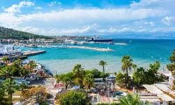 İzmir'in turizm cenneti Çeşme'ye yoğun ilgi: 4 günde 150 bin araç girdi