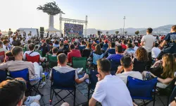 İzmirli futbolseverler milli maç heyecanını dev ekranların karşısında yaşadı