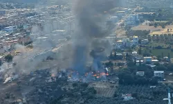 İzmir'de yangın: Palet atölyesinden yayılan alevlere müdahale ediliyor