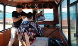 İzmir'de mobil berber: Kimi deniz kenarında kimi dağda traş oluyor