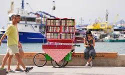 Okuma tutkusunu yaşam biçimine dönüştürdü: Seyyar tezgahıyla sokak sokak geziyor