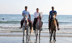 Başkan Aras'tan Patara plajında at keyfi