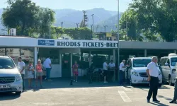 Rodos Adası'nda bayram yoğunluğu: Giden kapıda kalıyor
