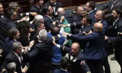 Sadece Türkiye'ye özgü değilmiş: Parlamentoda yumruklar havada uçuştu