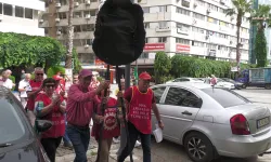 İzmir'de emeklilerden siyah çelenkli ikramiye tepkisi