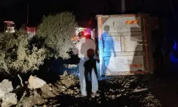 Urla'da korkunç kaza: Devrilen kamyonun sürücüsü hayatını kaybetti