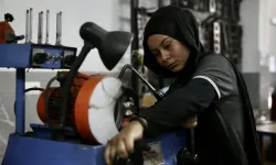 Muğla'nın ilk kadın sanayi ustası olacak: 14 yaşında babasına çıraklık yapıyor