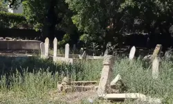 Alaçatı'daki tarihi mezar kalıntıları tehlikede: Ecdada vefasızlık