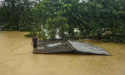Filipinler'i 2 tropikal kasırga vurdu: 8 ölü, 1 kayıp