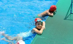 Bayraklı'da yüzme bilmeyen çocuk kalmasın: Kayıtlar devam ediyor
