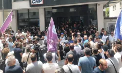 İzmir Büyükşehir memurları iş bıraktı: CHP binası önünde eylem