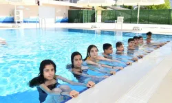 İzmirli çocuklar yüzmeyi profesyonellerden öğreniyor