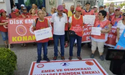 DİSK'li emekliler İzmir'den ses yükseltti: 10 bin lira ile siz geçinmeye çalışın!