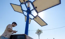 İzmir Büyükşehir'den güneş ağacı: Telefon, bilgisayar, bisikletlere ücretsiz şarj