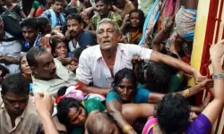 Hindistan'da izdihamın faturası ağır: Ölü sayısı 121'e ulaştı